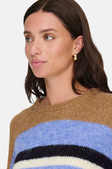 Pull à col rond multicolore de ONLY, orné de rayures et porté avec des boucles d'oreilles dorées