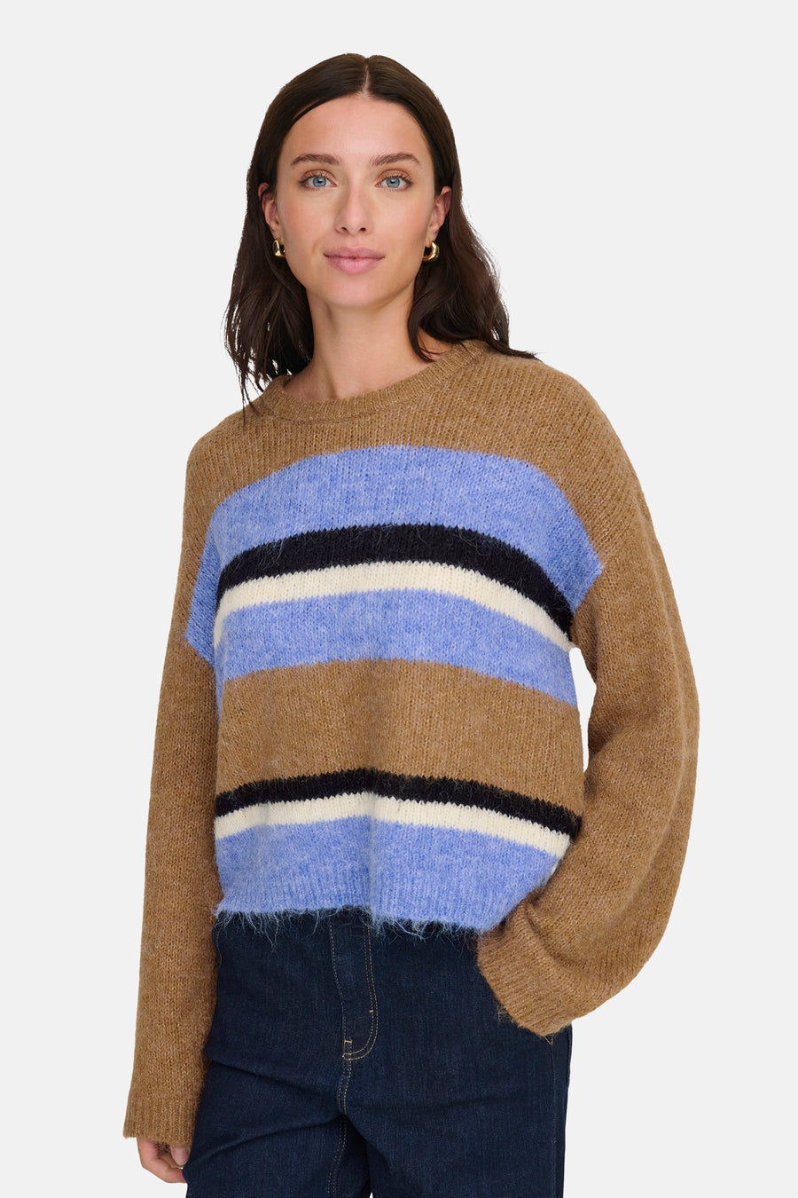 Pull en maille multicolore de ONLY, à rayures horizontales et porté avec un jean foncé.
