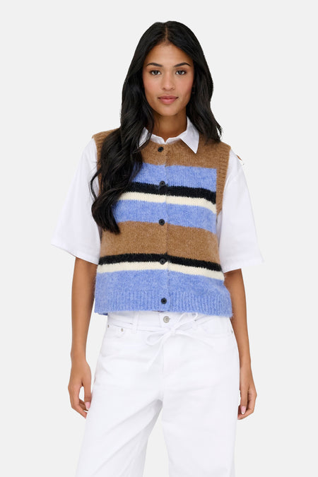 Débardeur tricoté multicolore de ONLY, porté sur une chemise blanche à manches courtes et un pantalon blanc.