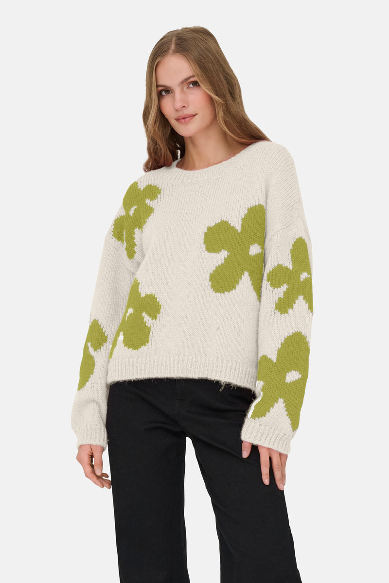 Beige ronde hals gebreide trui met groene bloemenprint van ONLY, gedragen met een zwarte wijde broek.