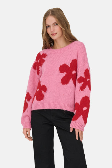 Roze top met rode bloemen van ONLY, gedragen met een zwarte broek.