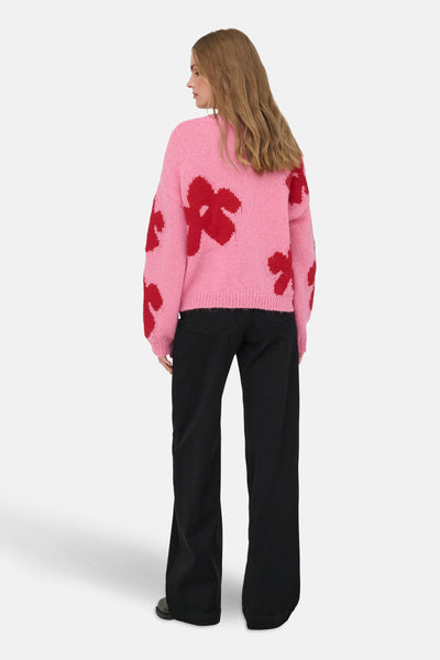 Roze top met rode bloemen van ONLY, gedragen met een wijde zwarte jeans.