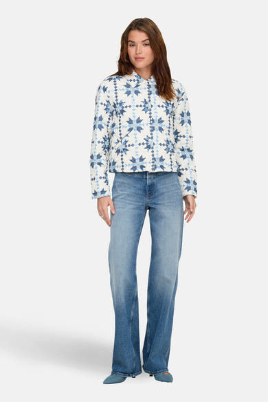 Veste courte multicolore de ONLY, à motifs patchwork et portée avec un jean bleu.
