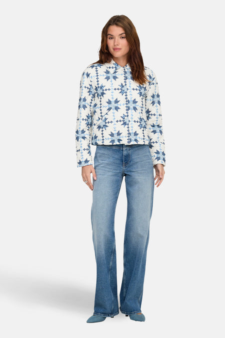 Veste courte multicolore de ONLY, à motifs patchwork et portée avec un jean bleu.
