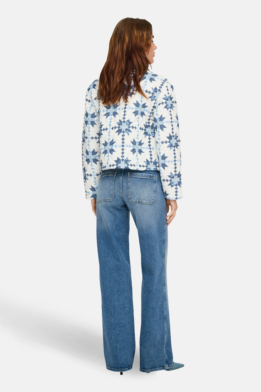 Korte meerkleurige jas van ONLY, met sterrenpatroon en gewatteerd, gedragen met een high-waisted jeans.