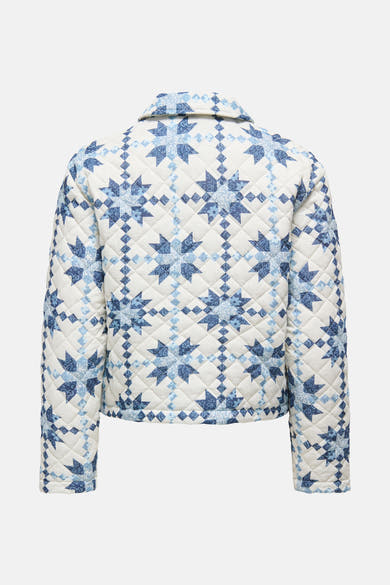 Korte meerkleurige jas van ONLY®, gewatteerd met een patchworkpatroon van blauwe en witte sterren aan de achterkant.