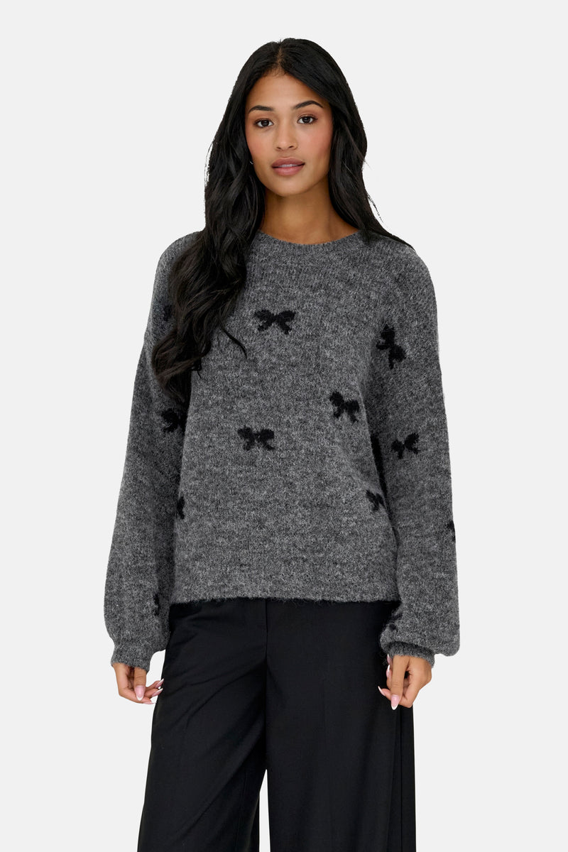 Grijs sweatshirt met ronde hals van ONLY, versierd met decoratieve zwarte knoopmotieven.
