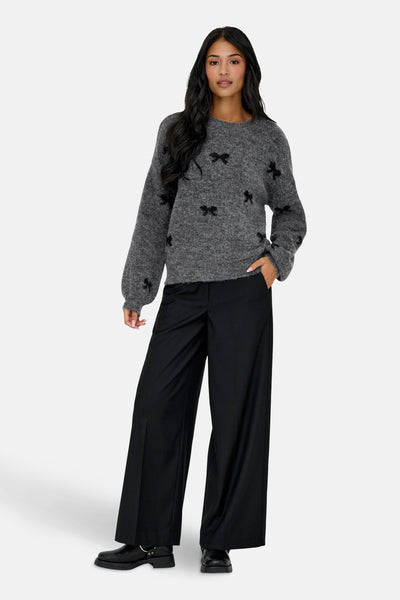 Pull gris à col rond de ONLY, orné de motifs de nœuds noirs décoratifs.