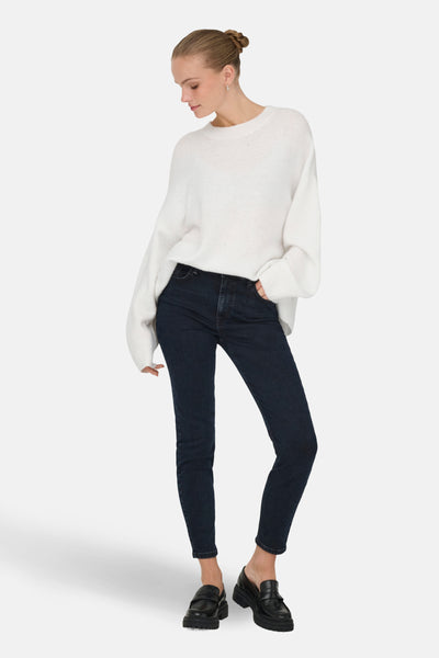 Pull à col rond blanc de JDY, avec un tricot doux et des manches longues amples.