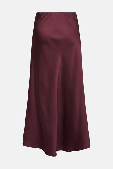 Jupe longue bordeaux de ONLY, en satin lisse avec une coupe évasée, vue de face.
