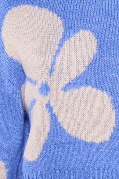 Blauwe coltrui van JDY met een wit bloemenpatroon en een gebreide textuur.