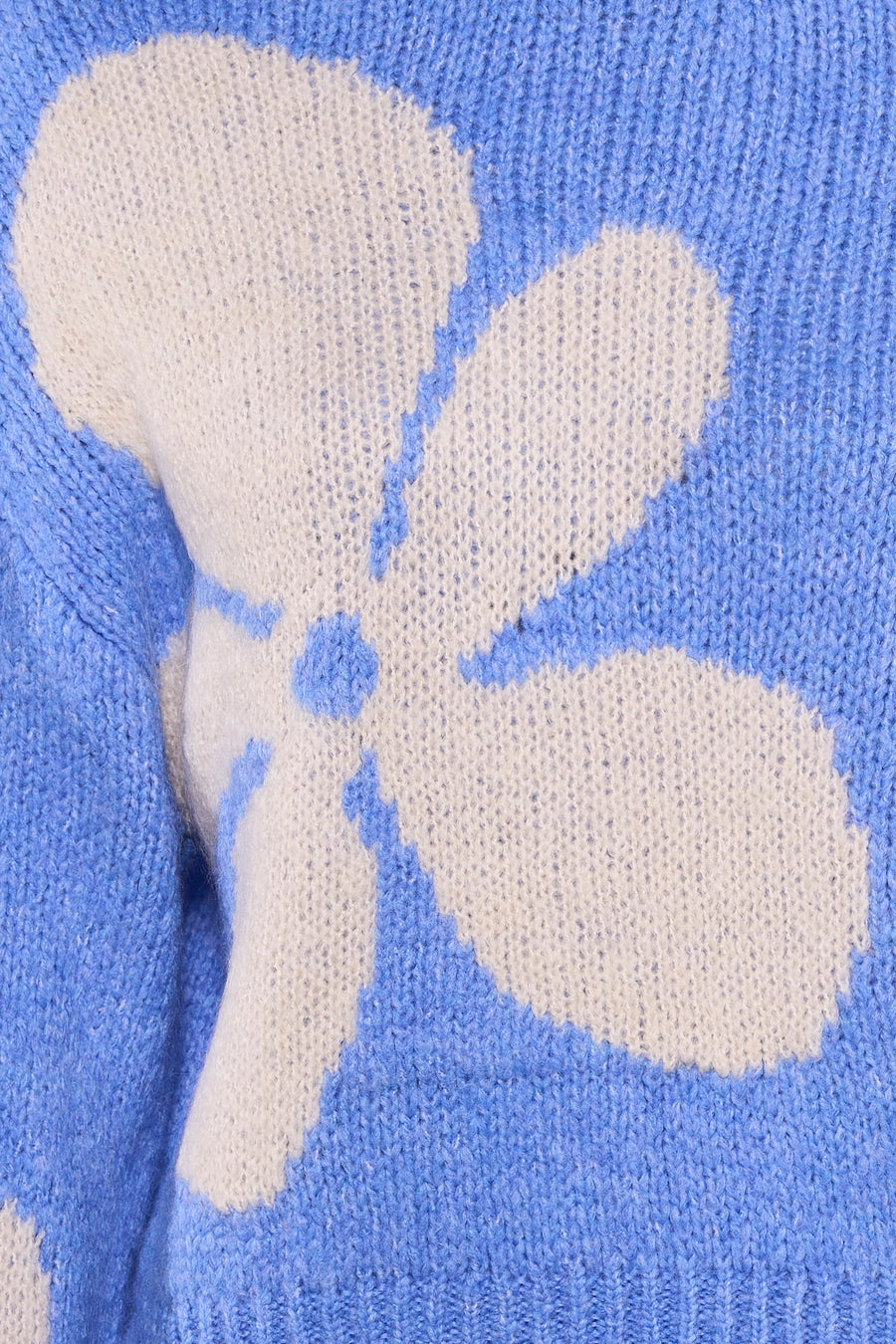 Blauwe coltrui van JDY met een wit bloemenpatroon en een gebreide textuur.