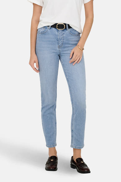 Lichtblauwe mom jeans van ONLY®, gedragen met een zwarte riem en bruine loafers.