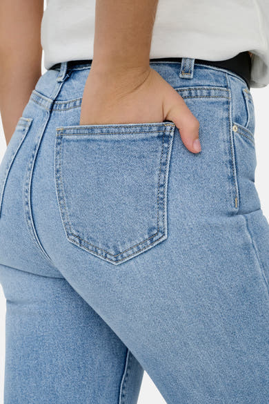 Mom jeans in lichtblauw denim van ONLY®, met een hand in de achterzak en een zwarte riem.