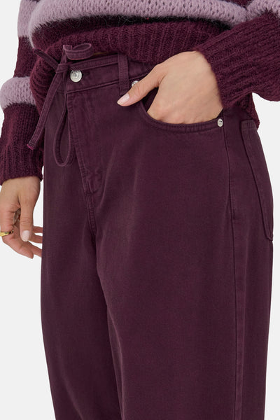 Jeans coloré bordeaux de ONLY, avec des cordons à la taille et une main dans la poche