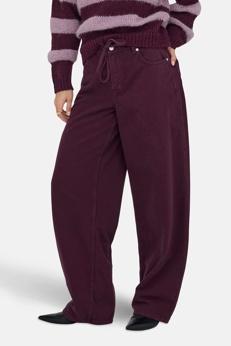 Gekleurde bordeauxrode jeans van ONLY, losse pasvorm met trekkoord, gedragen met een gestreepte trui.