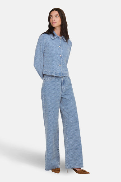 Jean coloré en denim bleu clair de JDY, avec un motif ondulé sur toute la surface et une coupe ample.