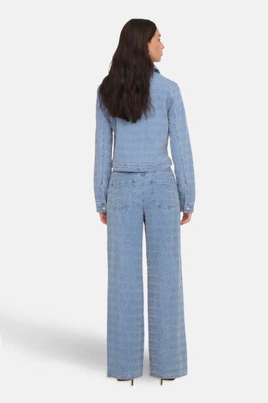 Jean coloré en denim bleu clair de JDY, avec motif ondulé et coupe ample, présenté de dos.
