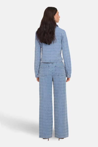 Jean coloré en denim bleu clair de JDY, avec motif ondulé et coupe ample, présenté de dos.

