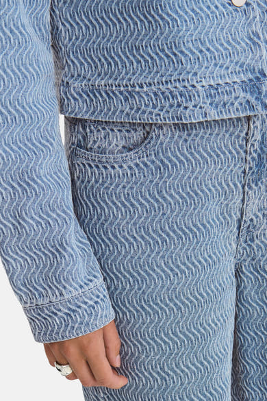 Jean coloré en denim bleu clair de JDY, avec un motif ondulé et une texture originale.