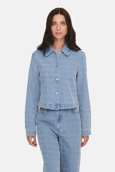 Kort jasje van lichtblauw denim van JDY, met een subtiel golvend patroon en zilveren knopen.