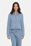Kort jasje van lichtblauw denim van JDY, met een subtiel golvend patroon en zilveren knopen.