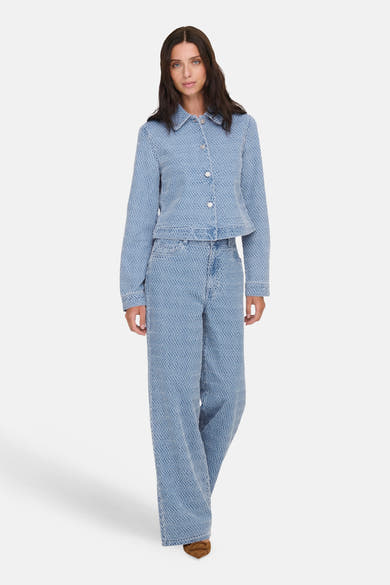 Veste courte en denim bleu clair de JDY, avec un motif ondulé subtil et des boutons argentés.