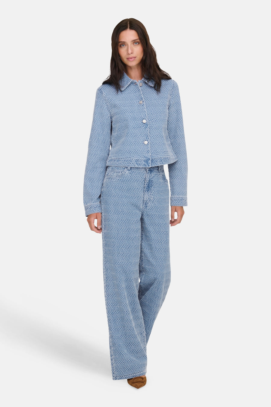 Veste courte en denim bleu clair de JDY, avec un motif ondulé subtil et des boutons argentés.