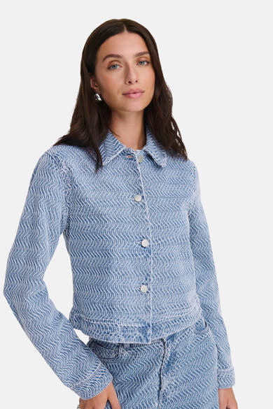 Kort jack van lichtblauw denim van JDY, met een golvend patroon over de hele stof.