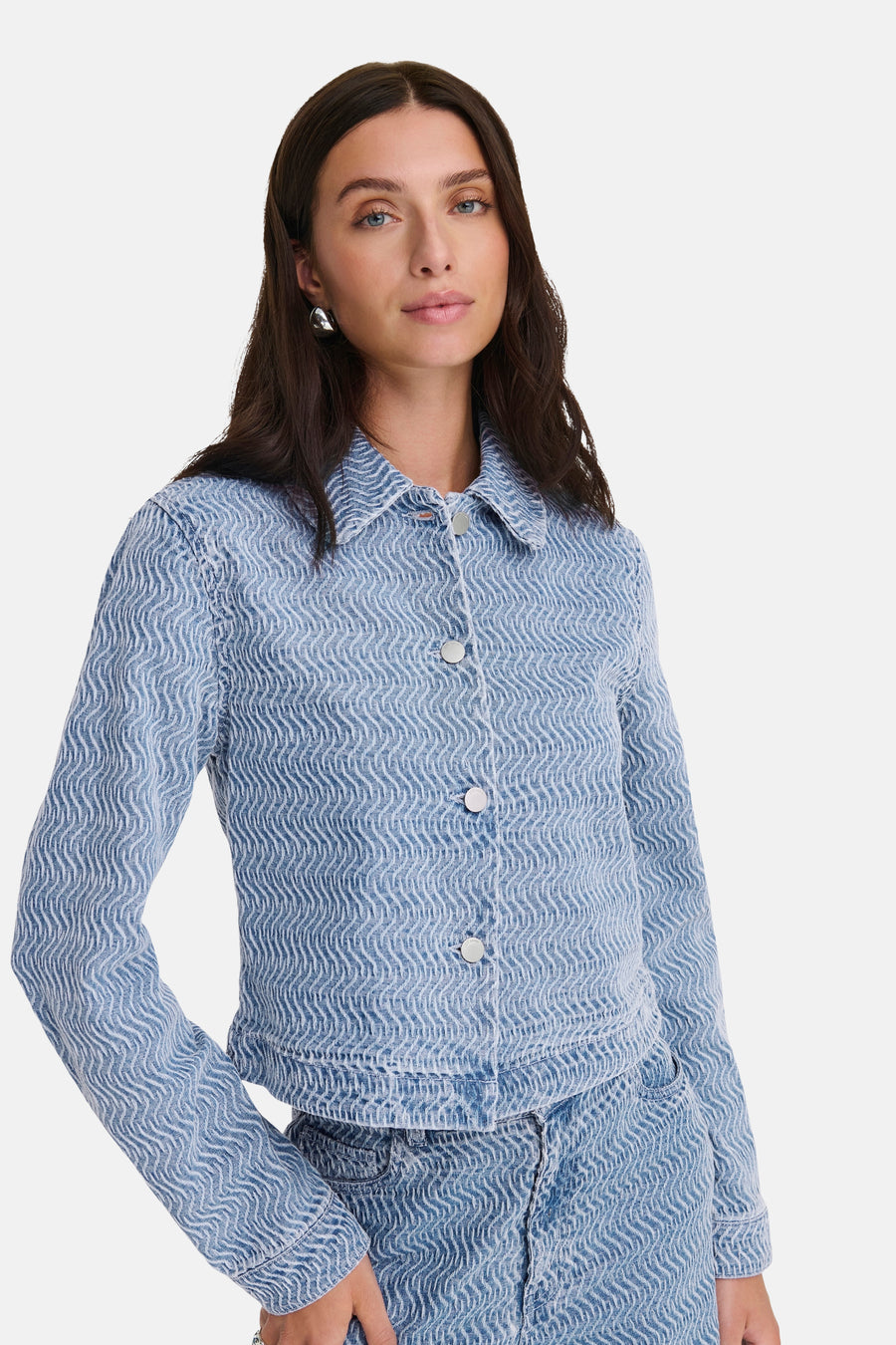 Kort jack van lichtblauw denim van JDY, met een golvend patroon over de hele stof.
