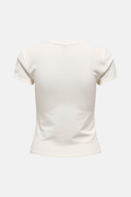 Ecru T-shirt met korte mouwen van ONLY, effen en aansluitend, op een neutrale achtergrond.