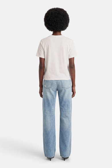Wit T-shirt met korte mouwen van ONLY, gedragen met een wijde blauwe jeans.