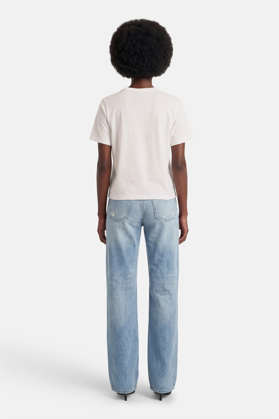 Wit T-shirt met korte mouwen van ONLY, gedragen met een wijde blauwe jeans.
