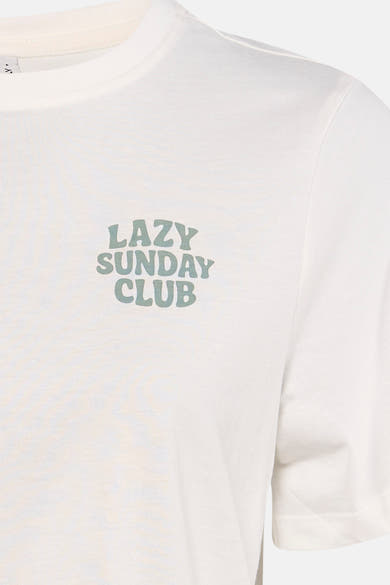 Wit T-shirt met korte mouwen van ONLY®, met "Lazy Sunday Club" print op de voorkant.