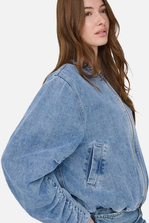 Veste en denim bleu moyen de ONLY, avec une fermeture éclair argentée et des poches plaquées.