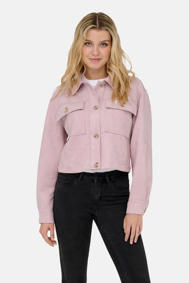 Kort roze jasje van ONLY, gedragen met een zwarte jeans en bruine laarzen.