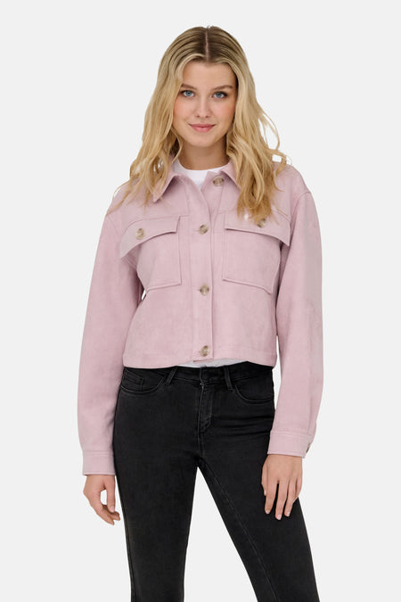 Kort roze jasje van ONLY, gedragen met een zwarte jeans en bruine laarzen.