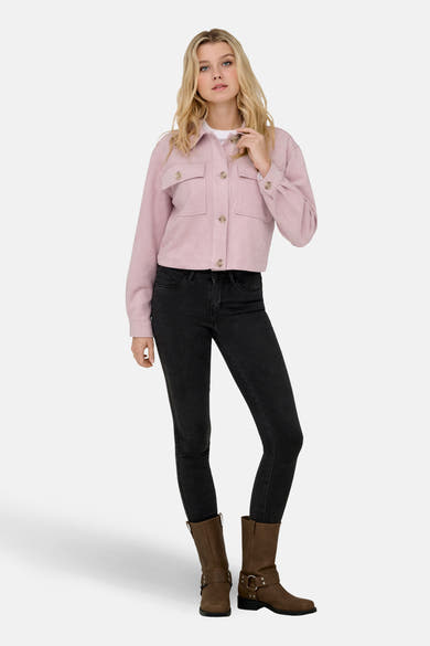 Veste courte rose de ONLY, portée avec un jean noir et des bottes marron.