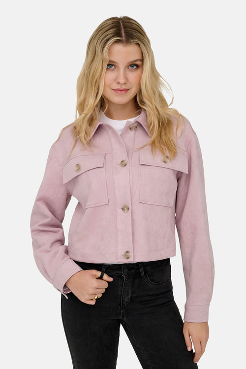 Veste courte rose de ONLY, avec poches à rabat et fermeture boutonnée, portée avec un jean noir.
