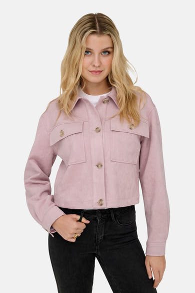 Kort roze jasje van ONLY, met klepzakken en knoopsluiting, gedragen met een zwarte jeans.