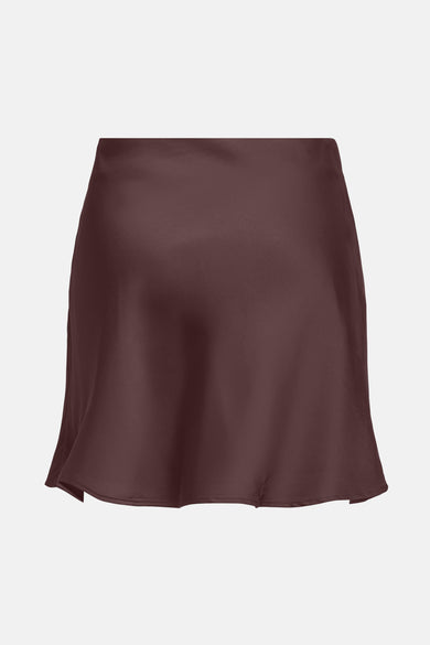 Jupe courte bordeaux de ONLY, coupe trapèze et tissu satiné.
