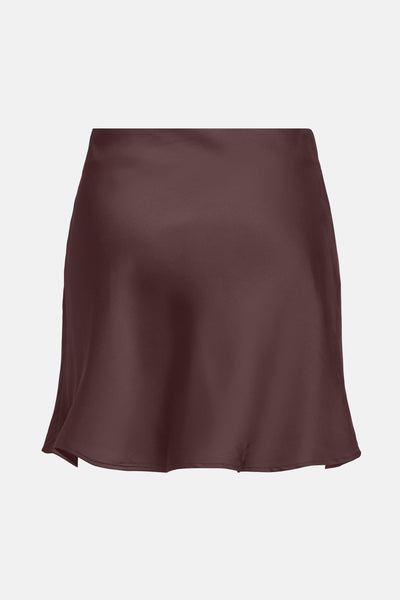 Jupe courte bordeaux de ONLY, coupe trapèze et tissu satiné.
