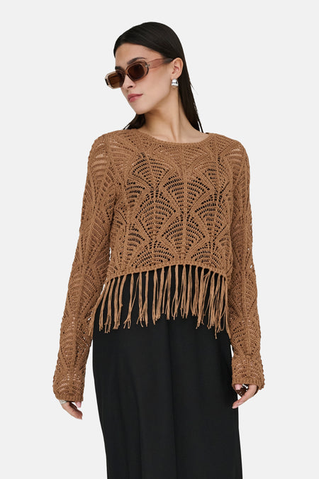 Pull col O brun, par ONLY, avec un motif ajouré et des franges décoratives.