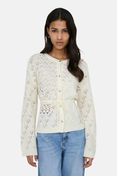 Gilet écru de ONLY, avec ceinture à nouer et boutons décoratifs en forme de cœur.