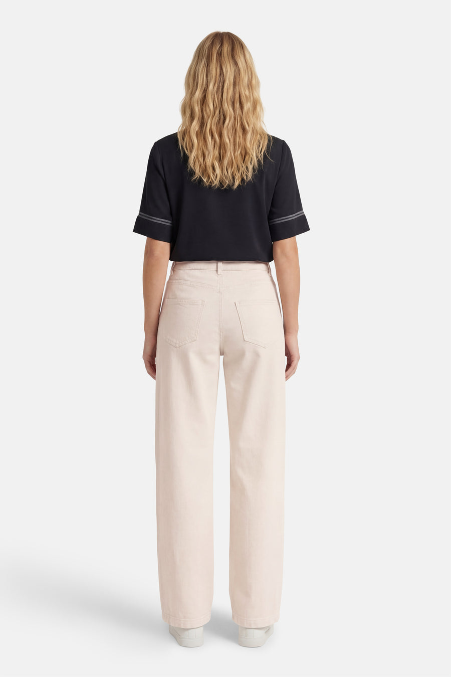 Jean coloré beige de JDY, coupe droite, porté avec un haut noir à manches courtes.