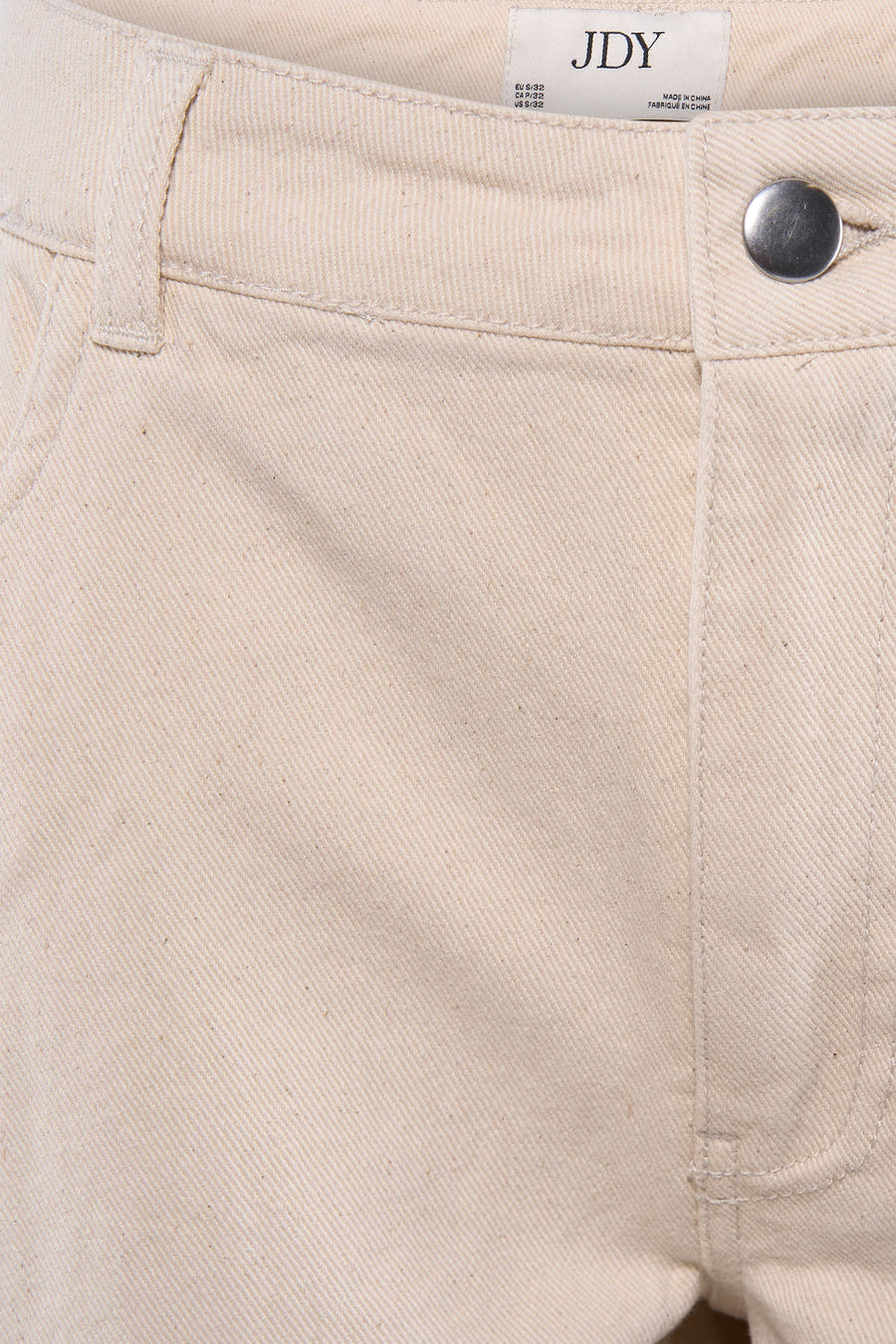 Jean coloré beige de JDY avec une texture en denim et une fermeture à bouton visible.