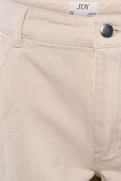 Jean coloré beige de JDY avec une texture en denim et une fermeture à bouton visible.