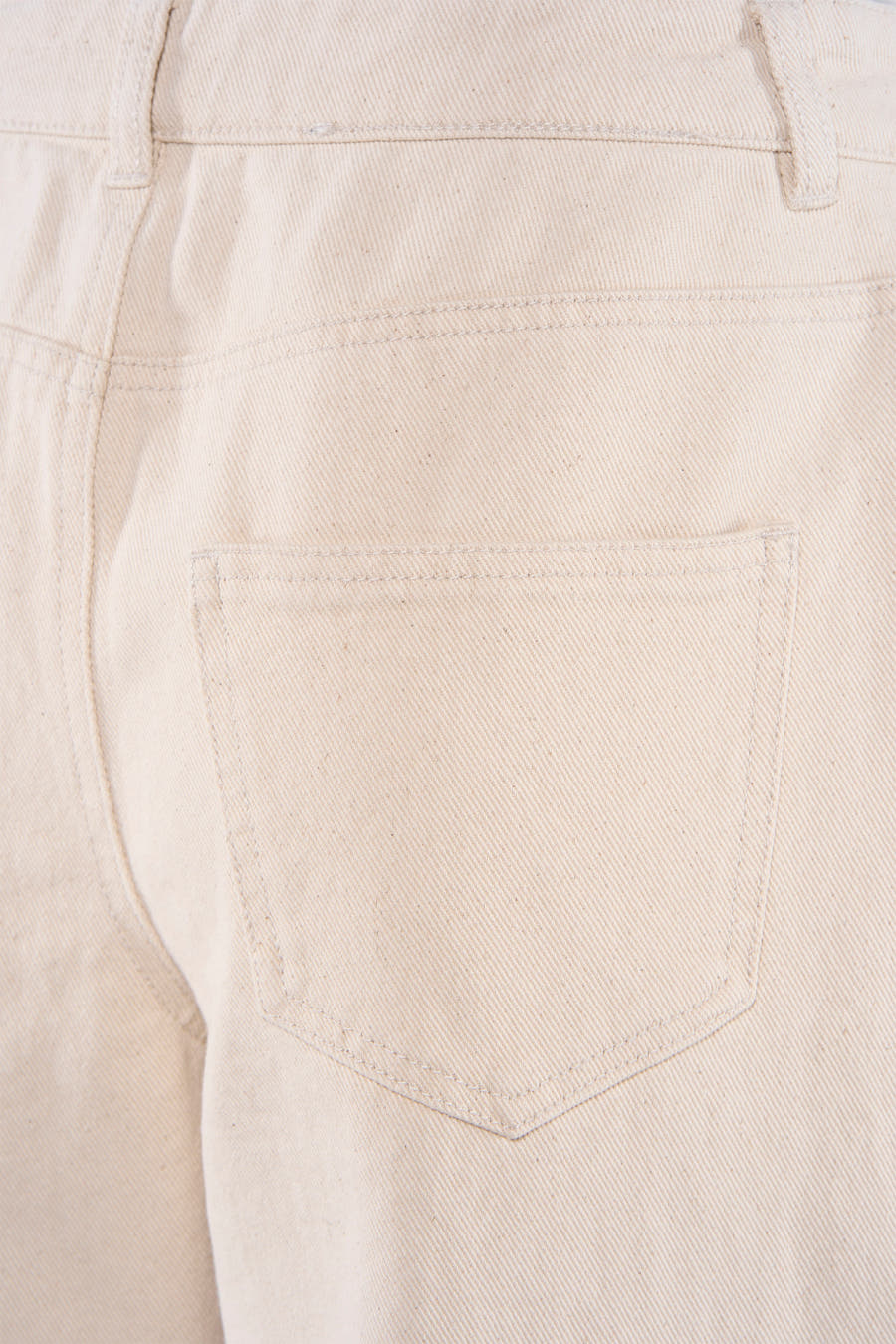 Jean coloré beige de JDY, détail de la poche arrière sur un tissu en denim uni.
