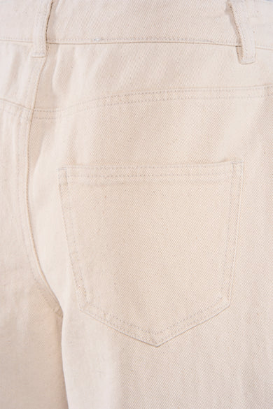 Jean coloré beige de JDY, détail de la poche arrière sur un tissu en denim uni.
