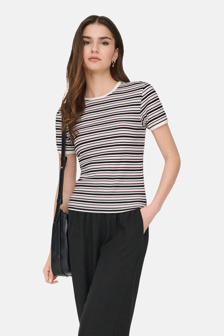 Multikleurig T-shirt met korte mouwen van JDY, horizontale strepen, gedragen met een wijde zwarte broek en een schoudertas.